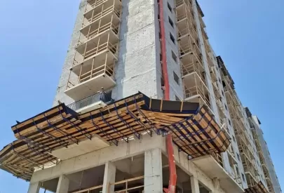 Execução de revestimento de estique de gesso nas paredes e tetos