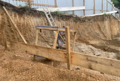 Serviço de terraplenagem e início das fundações.