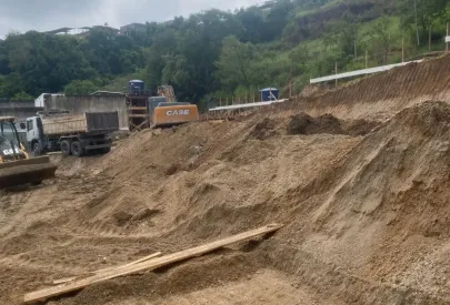 Serviço de terraplenagem e início das fundações.