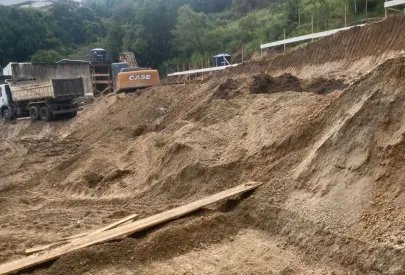 Serviço de terraplenagem e início das fundações.