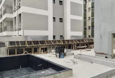 Área de lazer e início de impermeabilização da piscina