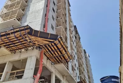 Execução de revestimento de estique de gesso nas paredes e tetos