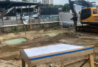 Serviço de terraplenagem e início das fundações.